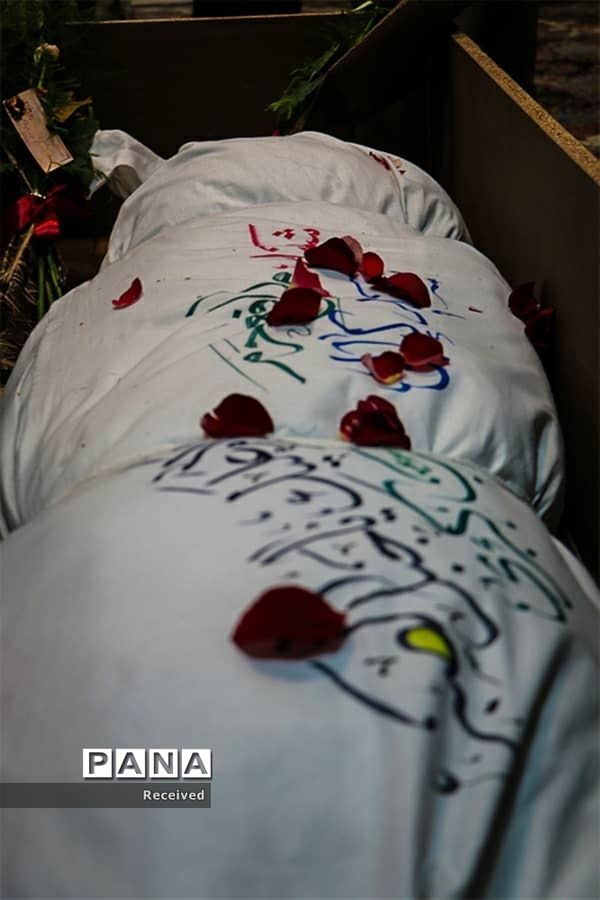 دیدار خانواده دو شهید مدافع حرم خان‌طومان با پیکر فرزندانشان