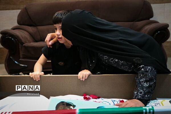 دیدار خانواده دو شهید مدافع حرم خان‌طومان با پیکر فرزندانشان