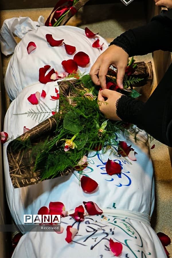 دیدار خانواده دو شهید مدافع حرم خان‌طومان با پیکر فرزندانشان