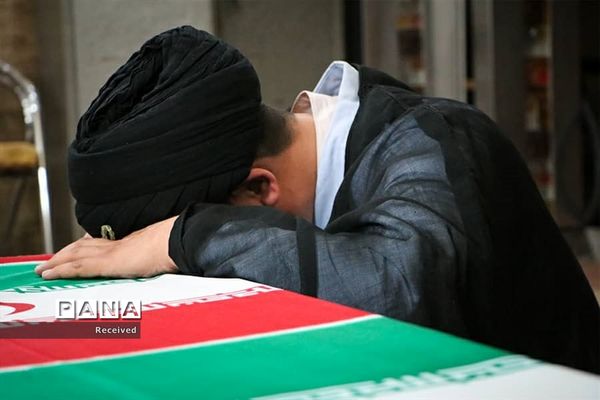 دیدار خانواده دو شهید مدافع حرم خان‌طومان با پیکر فرزندانشان