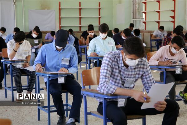 بازدید اکرمی معاون آموزش متوسطه اداره‌کل از حوزه‌های امتحانی منطقه میانه