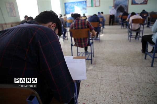 بازدید اکرمی معاون آموزش متوسطه اداره‌کل از حوزه‌های امتحانی منطقه میانه