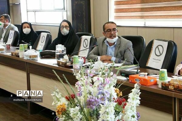 نشست هم‌اندیشی کارکنان حوزه پرورشی با مدیرکل آموزش و پرورش قروین