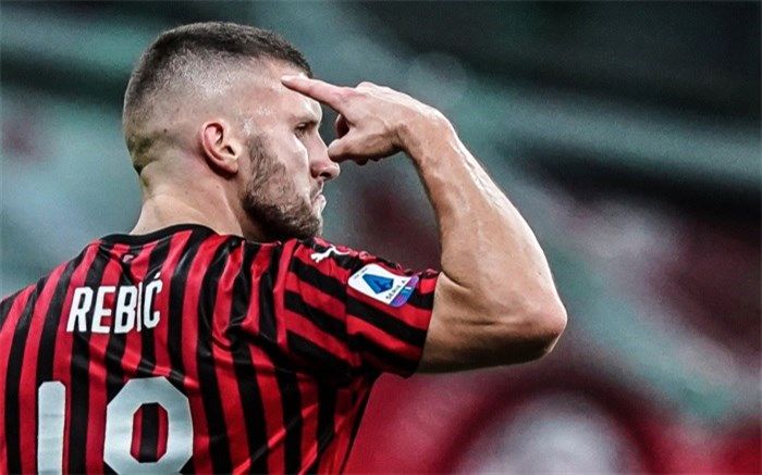 معجزه میلان ادامه دارد؛ روسونری مکان جشن قهرمانی بانوی پیر را تغییر داد