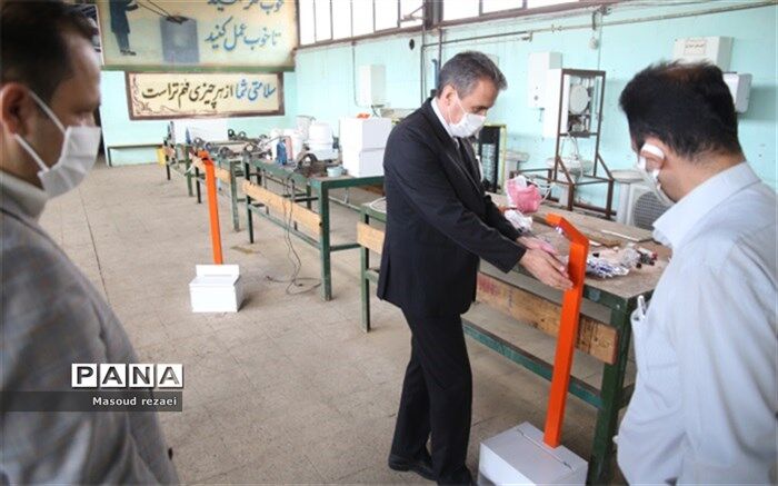 طراحی و تولید دستگاه ضدعفونی کننده در هنرستان شهید غفور رئیسی میانه