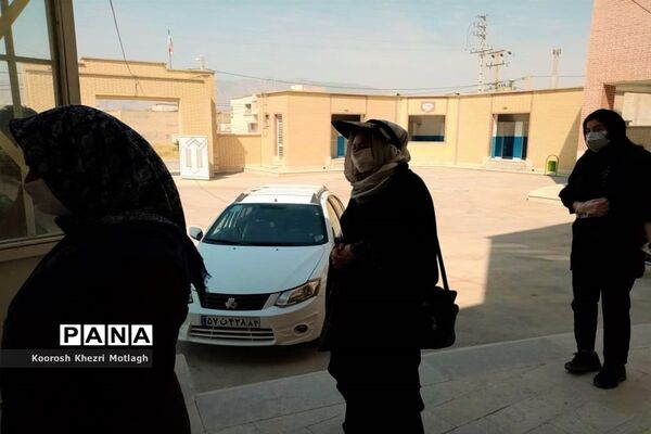ثبت نام حضوری دانش آموزان  پایه  اول با رعایت پروتکل‌های بهداشتی در شهرستان کازرون