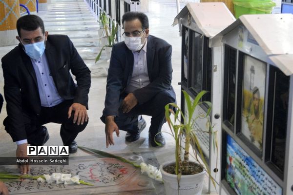 تجدید پیمان معاون جدید پرورشی و فرهنگی اداره‌کل آموزش و پرورش استان بوشهر با شهدا