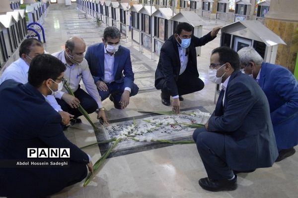 تجدید پیمان معاون جدید پرورشی و فرهنگی اداره‌کل آموزش و پرورش استان بوشهر با شهدا