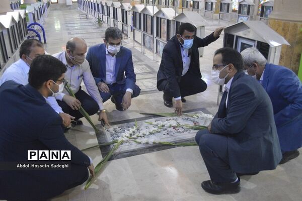 تجدید پیمان معاون جدید پرورشی و فرهنگی اداره‌کل آموزش و پرورش استان بوشهر با شهدا
