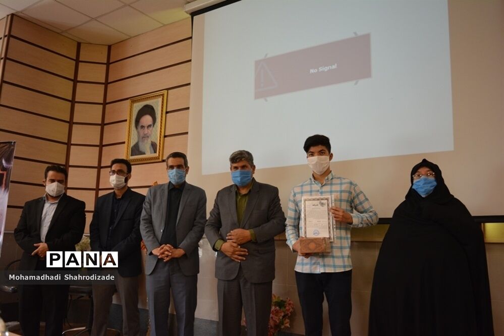 تجلیل از دانش آموزان برگزیده ناحیه 1 مشهد در مسابقات قرآن عترت و نماز خراسان رضوی