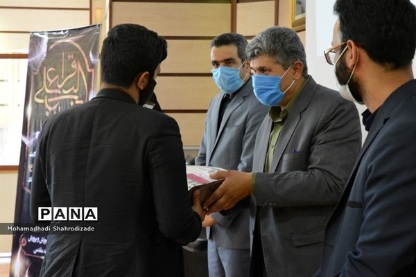 تجلیل از دانش آموزان برگزیده ناحیه 1 مشهد در مسابقات قرآن عترت و نماز خراسان رضوی