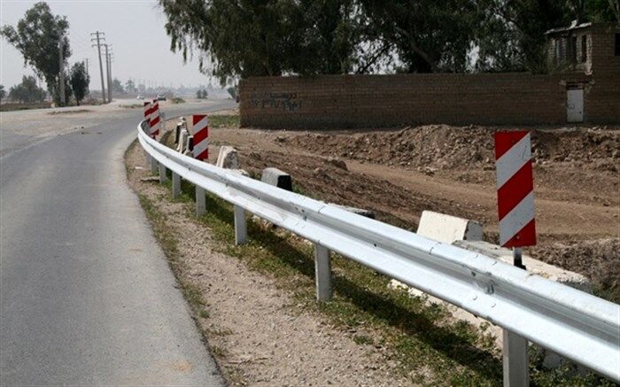 اجرای چهار و نیم کیلومتر گاردریل در محورهای مواصلاتی سیستان و بلوچستان