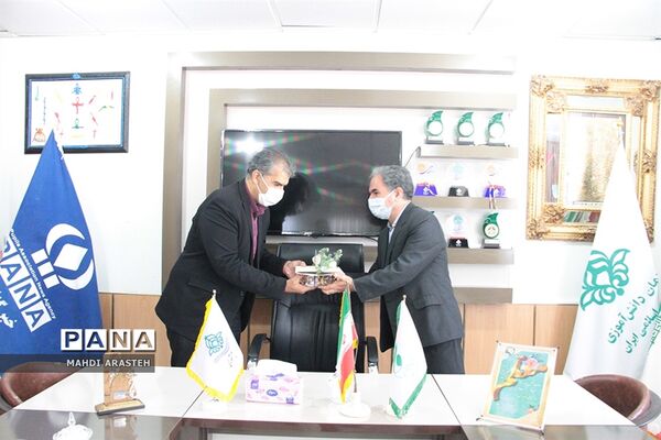 دیدارمدیرآموزش و پرورش شهرستان بیرجند با دانش آموز خبرنگاران  پانا استان خراسان جنوبی