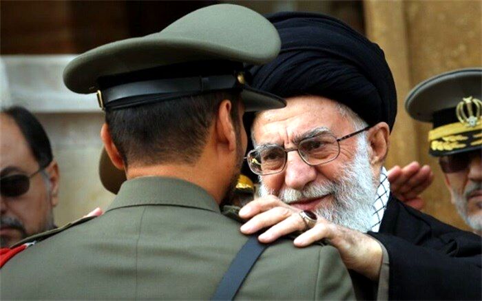 پرچم و نشان فداکاری به دانشگاه افسری امام علی(ع) ارتش اهدا می‌شود