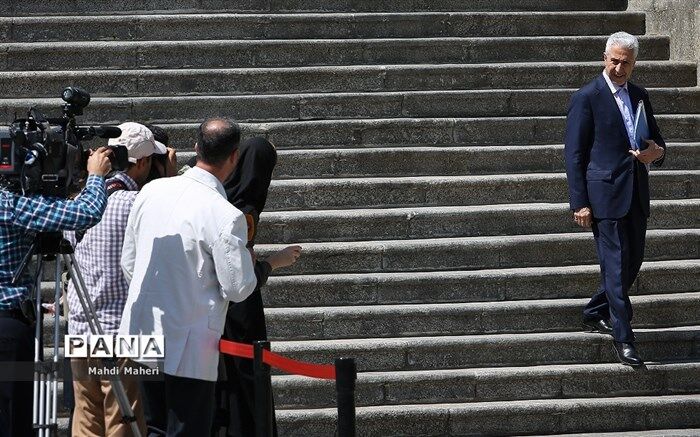 وزیر علوم: ممکن است در برگزاری کنکور از ظرفیت ورزشگاه‌ها نیز استفاده کنیم