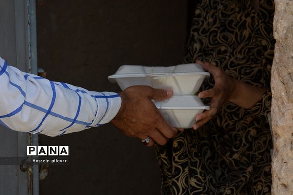 توزیع غذا به مناسبت عید غدیر خم در شهرستان خوسف