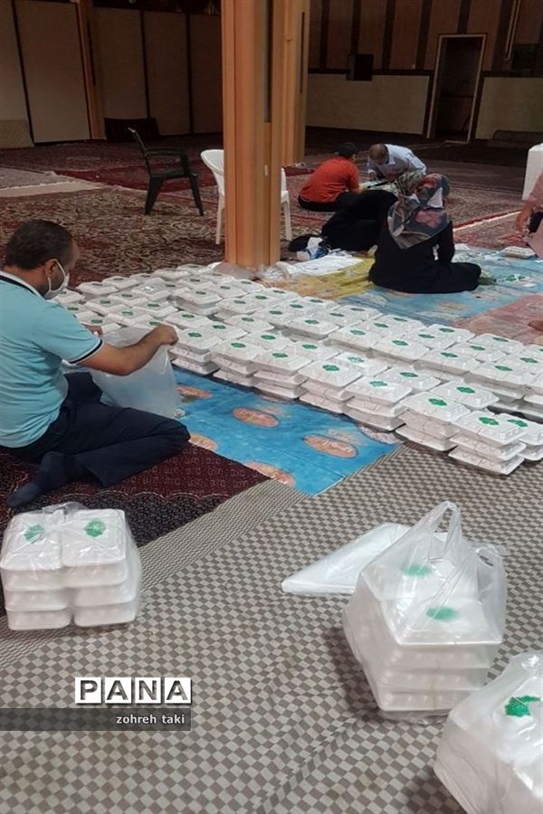 آماده سازی و توزیع غذا بین نیازمندان خراسان جنوبی