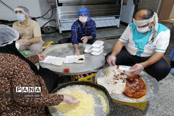 آماده سازی و توزیع غذا بین نیازمندان خراسان جنوبی