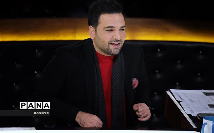 شرکت کننده «عصر جدید»با هدیه اش برنامه علیخانی را پرسپولیسی کرد