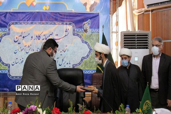 نشست کادر و اعضای اتحادیه انجمن های اسلامی  دانش آموزان استان خوزستان با مدیرکل آموزش و پرورش