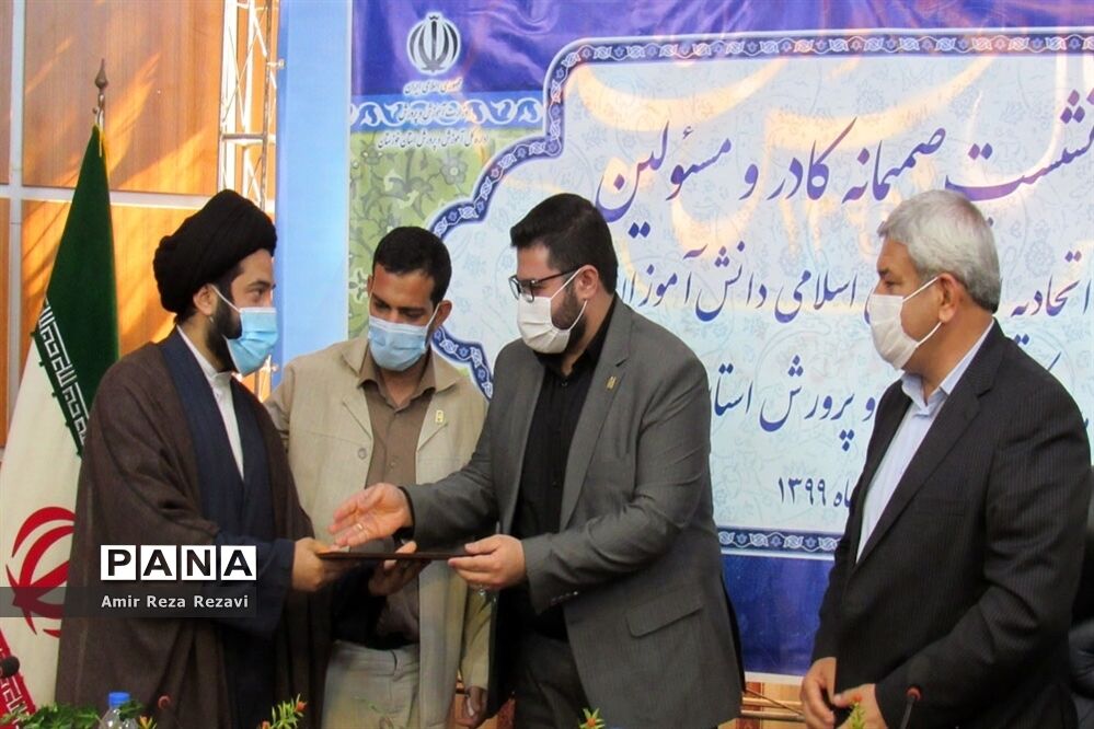 نشست کادر و اعضای اتحادیه انجمن های اسلامی  دانش آموزان استان خوزستان با مدیرکل آموزش و پرورش