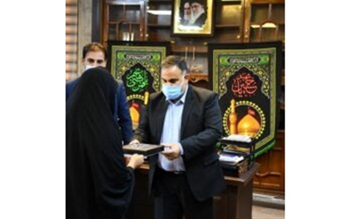 اهدای تبلت به دانش آموزان تحت پوشش کمیته امداد اندیمشک