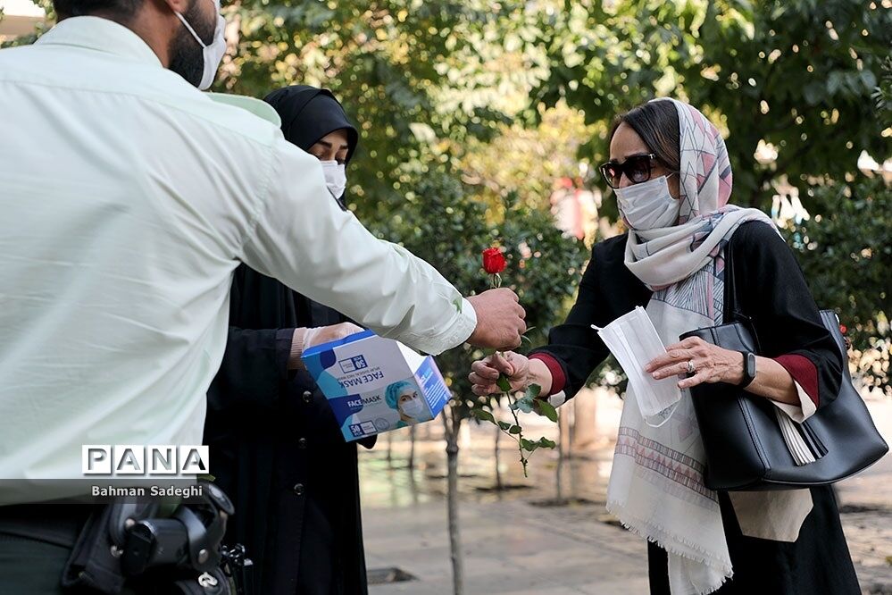 توزیع گل و ماسک در اولین روز از هفته ناجا
