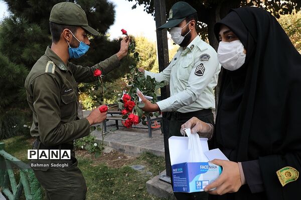 توزیع گل و ماسک در اولین روز از هفته ناجا