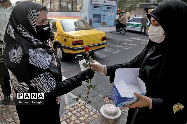 توزیع گل و ماسک در اولین روز از هفته ناجا