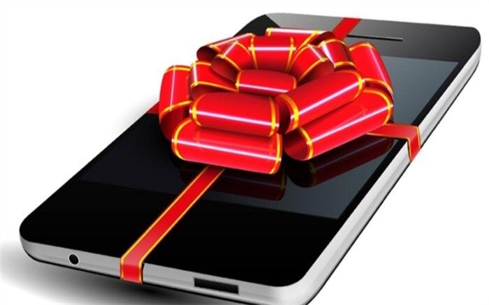 اهدای 2 دستگاه تلفن همراه هوشمند به دانش آموزان بی بضاعت