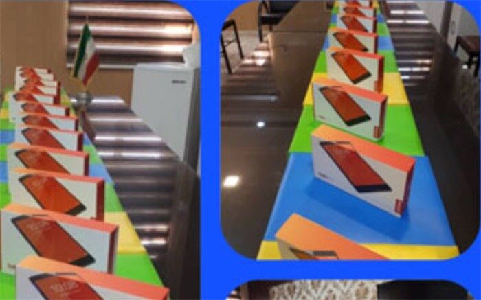 خیر بندرریگی برای تعدادی از دانش آموزان تبلت خریداری کرد
