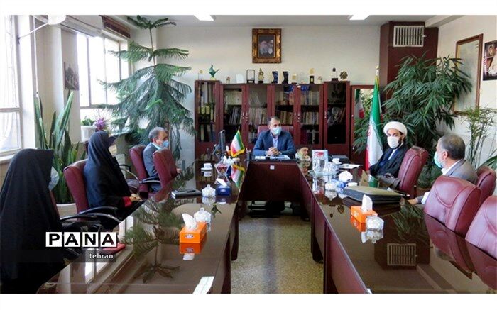 فروتن: رشته معارف و علوم انسانی می تواند پیشانی رشته های تحصیلی منطقه 18تهران شود