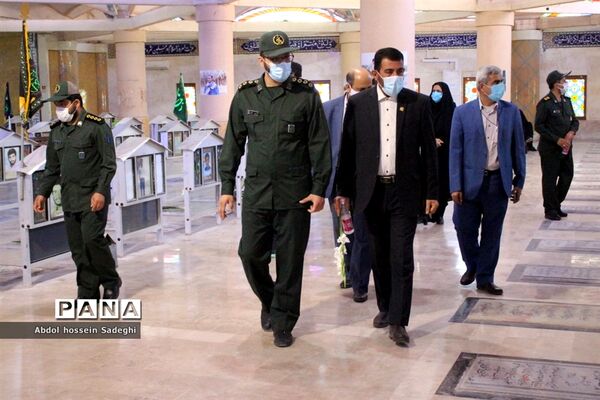 تجدید میثاق معاون پرورشی و فرهنگی اداره کل آموزش و پرورش استان بوشهر با شهدای دانش آموز و فرهنگی