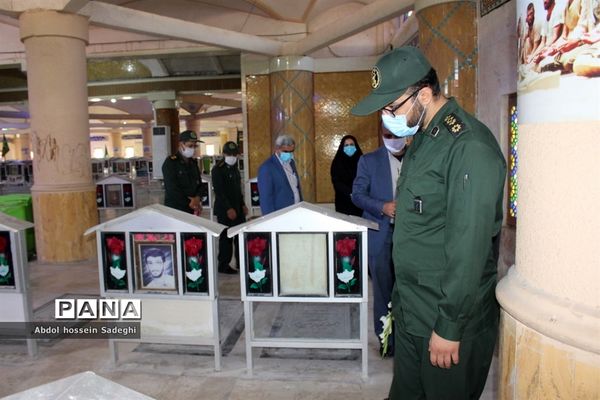 تجدید میثاق معاون پرورشی و فرهنگی اداره کل آموزش و پرورش استان بوشهر با شهدای دانش آموز و فرهنگی