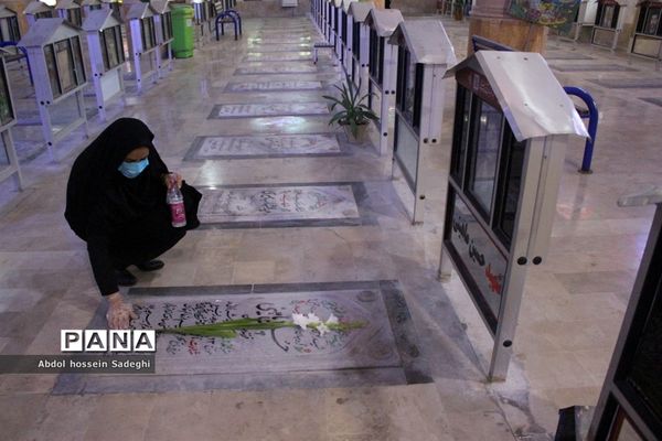 تجدید میثاق معاون پرورشی و فرهنگی اداره کل آموزش و پرورش استان بوشهر با شهدای دانش آموز و فرهنگی