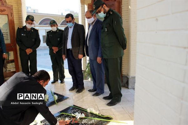 تجدید میثاق معاون پرورشی و فرهنگی اداره کل آموزش و پرورش استان بوشهر با شهدای دانش آموز و فرهنگی