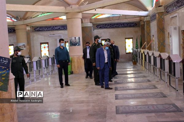 تجدید میثاق معاون پرورشی و فرهنگی اداره کل آموزش و پرورش استان بوشهر با شهدای دانش آموز و فرهنگی