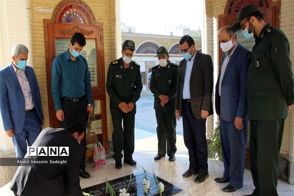 تجدید میثاق معاون پرورشی و فرهنگی اداره کل آموزش و پرورش استان بوشهر با شهدای دانش آموز و فرهنگی