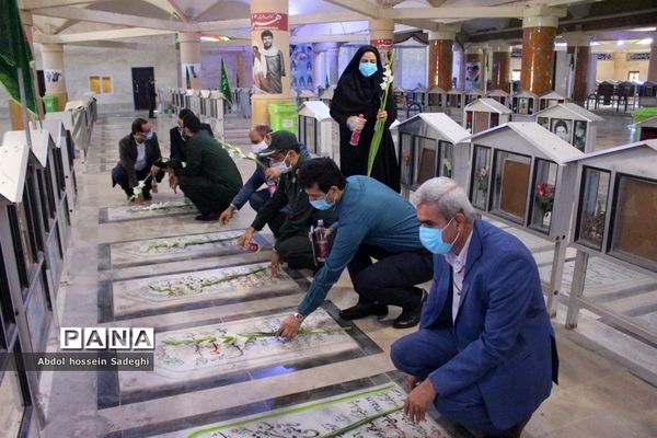 تجدید میثاق معاون پرورشی و فرهنگی اداره کل آموزش و پرورش استان بوشهر با شهدای دانش آموز و فرهنگی