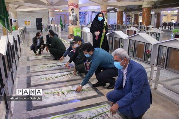 تجدید میثاق معاون پرورشی و فرهنگی اداره کل آموزش و پرورش استان بوشهر با شهدای دانش آموز و فرهنگی