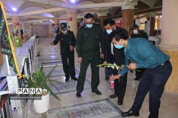 تجدید میثاق معاون پرورشی و فرهنگی اداره کل آموزش و پرورش استان بوشهر با شهدای دانش آموز و فرهنگی