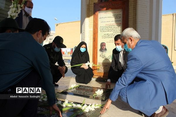 تجدید میثاق معاون پرورشی و فرهنگی اداره کل آموزش و پرورش استان بوشهر با شهدای دانش آموز و فرهنگی