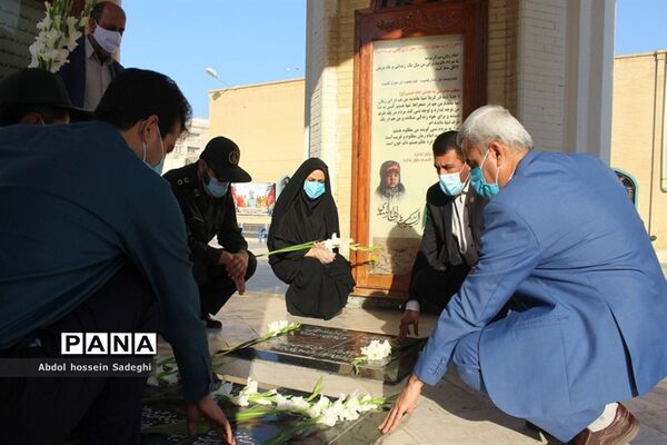 تجدید میثاق معاون پرورشی و فرهنگی اداره کل آموزش و پرورش استان بوشهر با شهدای دانش آموز و فرهنگی