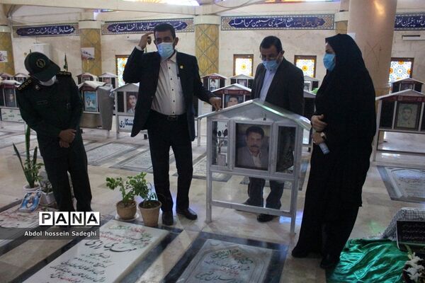تجدید میثاق معاون پرورشی و فرهنگی اداره کل آموزش و پرورش استان بوشهر با شهدای دانش آموز و فرهنگی