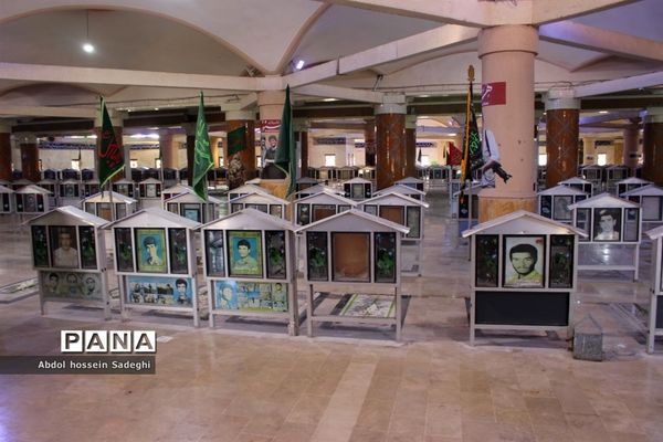 تجدید میثاق معاون پرورشی و فرهنگی اداره کل آموزش و پرورش استان بوشهر با شهدای دانش آموز و فرهنگی