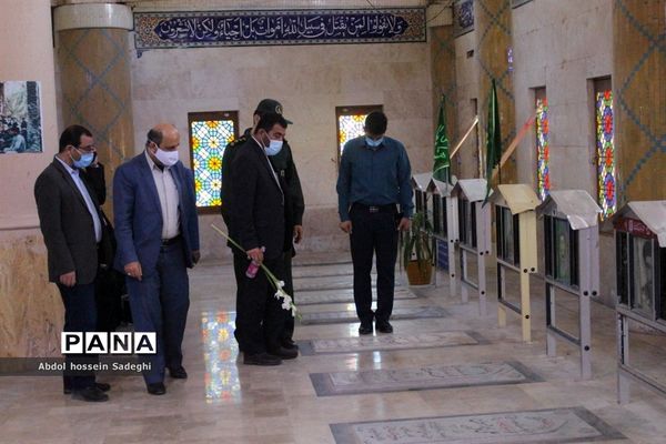 تجدید میثاق معاون پرورشی و فرهنگی اداره کل آموزش و پرورش استان بوشهر با شهدای دانش آموز و فرهنگی