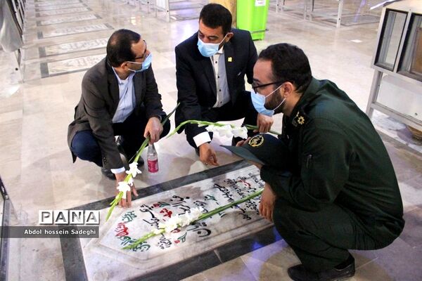 تجدید میثاق معاون پرورشی و فرهنگی اداره کل آموزش و پرورش استان بوشهر با شهدای دانش آموز و فرهنگی