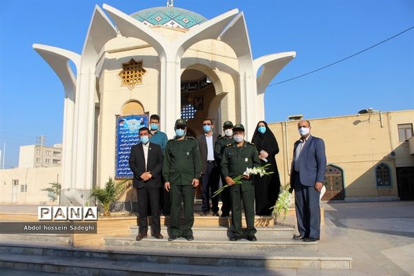 تجدید میثاق معاون پرورشی و فرهنگی اداره کل آموزش و پرورش استان بوشهر با شهدای دانش آموز و فرهنگی