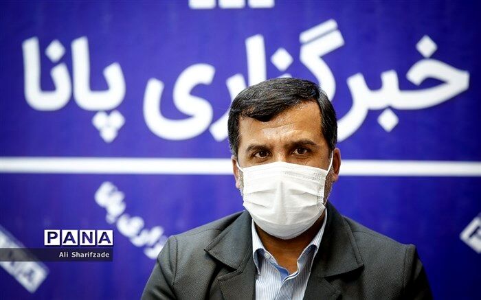خیران در تامین رایانک و تلفن همراه برای دانش‌آموزان نیازمند مشارکت کنند