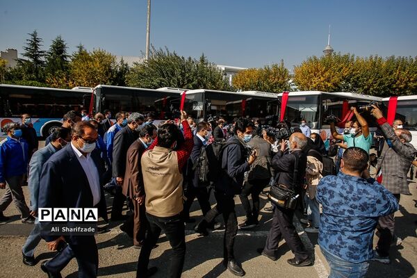 آیین بهره برداری از ۱۰۰ دستگاه اتوبوس و مینی بوس جدید در ناوگان حمل و‌نقل تهران